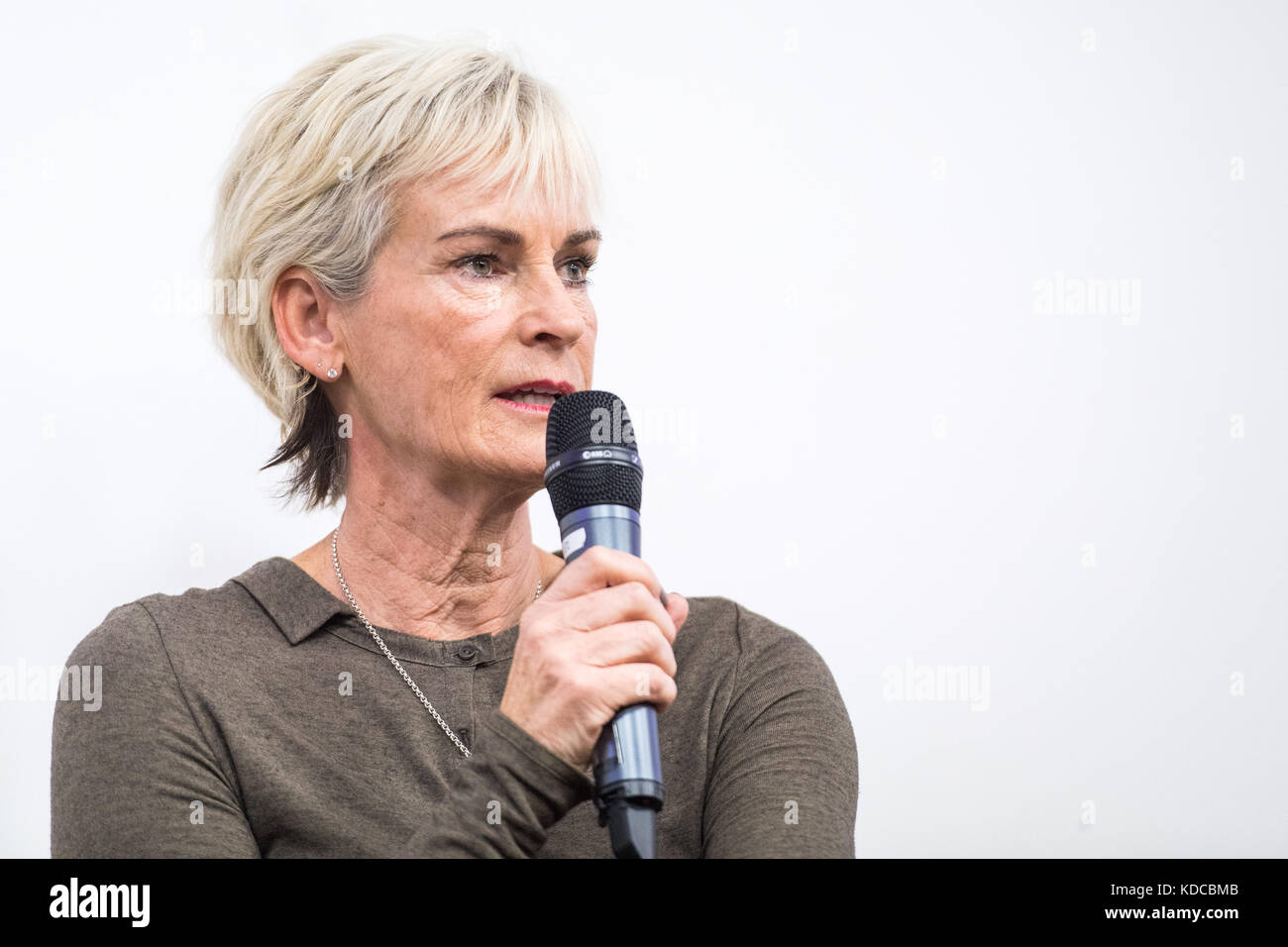 Istruttore di Tennis Judy Murray parlando agli studenti a Cardiff, nel Galles Foto Stock