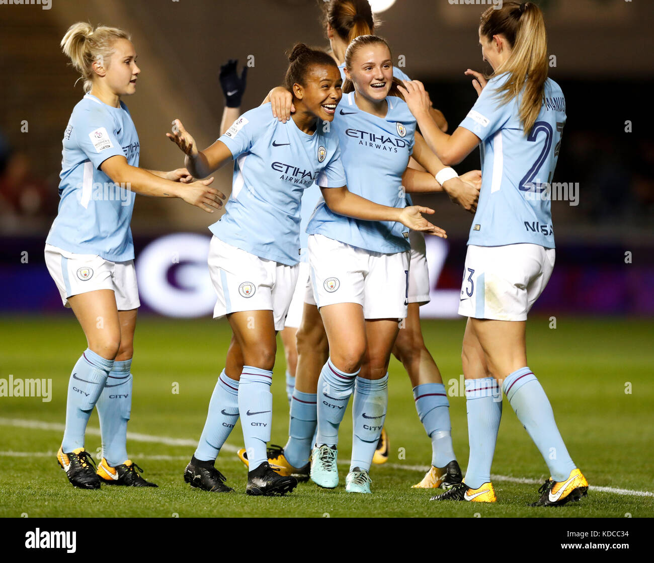 Nikita Parris di Manchester City (seconda a sinistra) celebra il primo gol della sua squadra durante la partita di andata e ritorno della UEFA Women's Champions League 32 alla City Football Academy di Manchester. Foto Stock