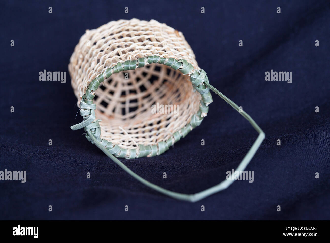 Dilly Bag tessuto da Lomandra Grass e palma nera di indigeno Kuku Yalanji tessitore. 2016. Mossman. Queensland. Australia. Foto Stock