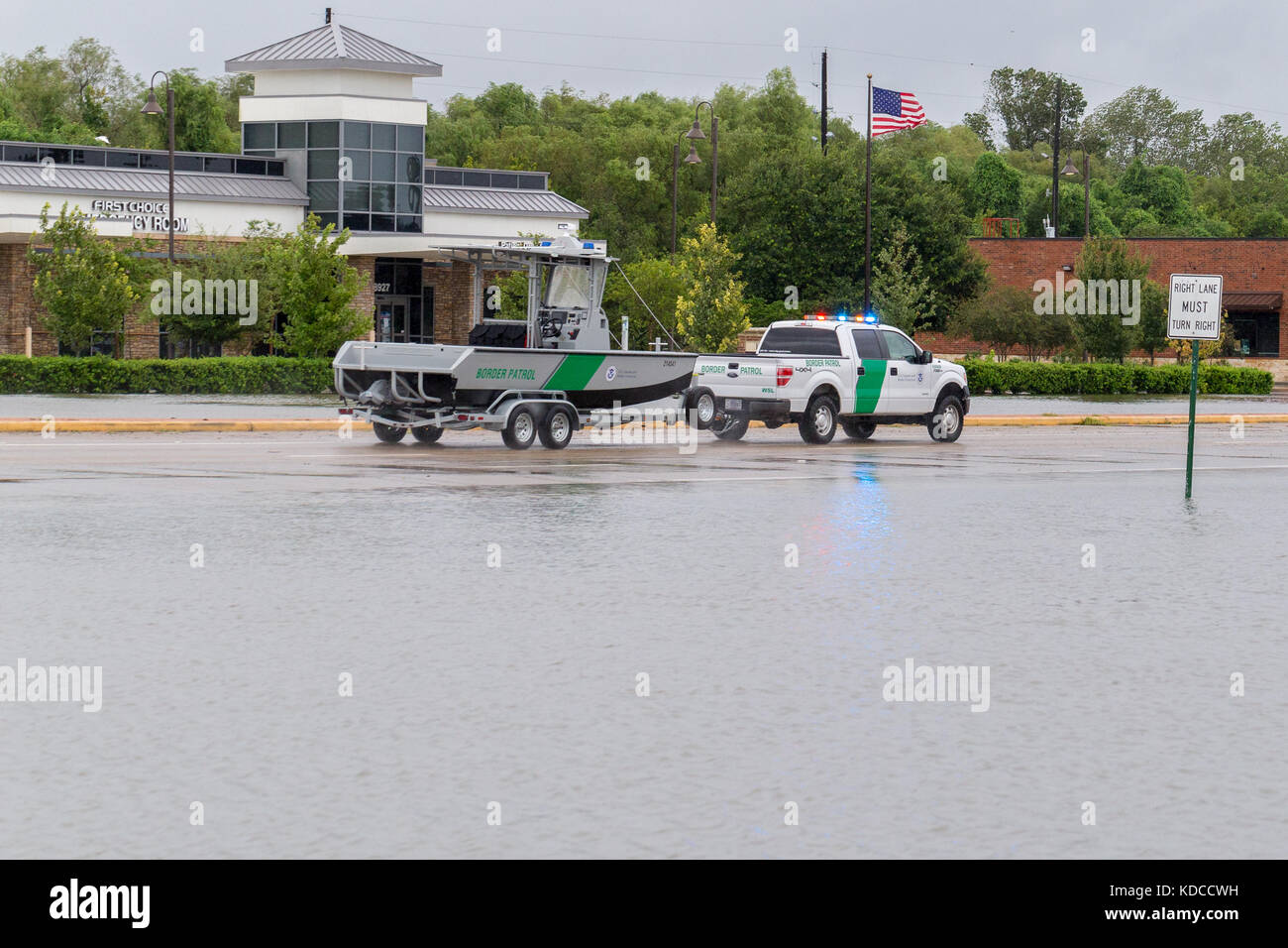 Texas guardia di confine camion e barche distribuite per zona di Houston. Migliaia di guardia nazionale truppe sono state implementate per missioni di salvataggio in Houston Foto Stock