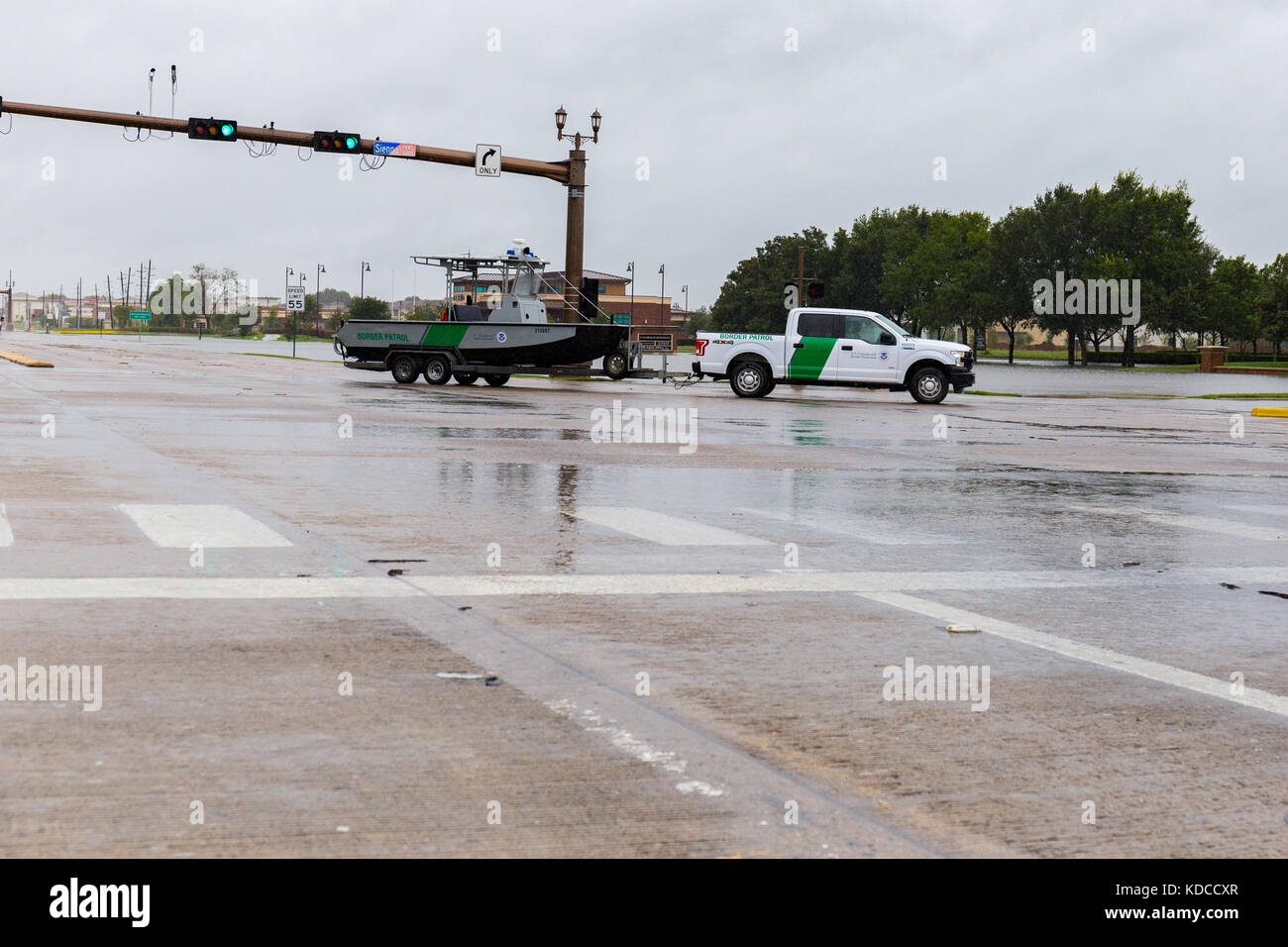 Texas guardia di confine camion e barche distribuite per zona di Houston. Migliaia di guardia nazionale truppe sono state implementate per missioni di salvataggio in Houston Foto Stock