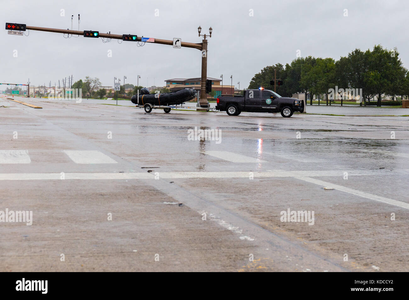 Texas guardia di confine camion e barche distribuite per zona di Houston. Migliaia di guardia nazionale truppe sono state implementate per missioni di salvataggio in Houston Foto Stock