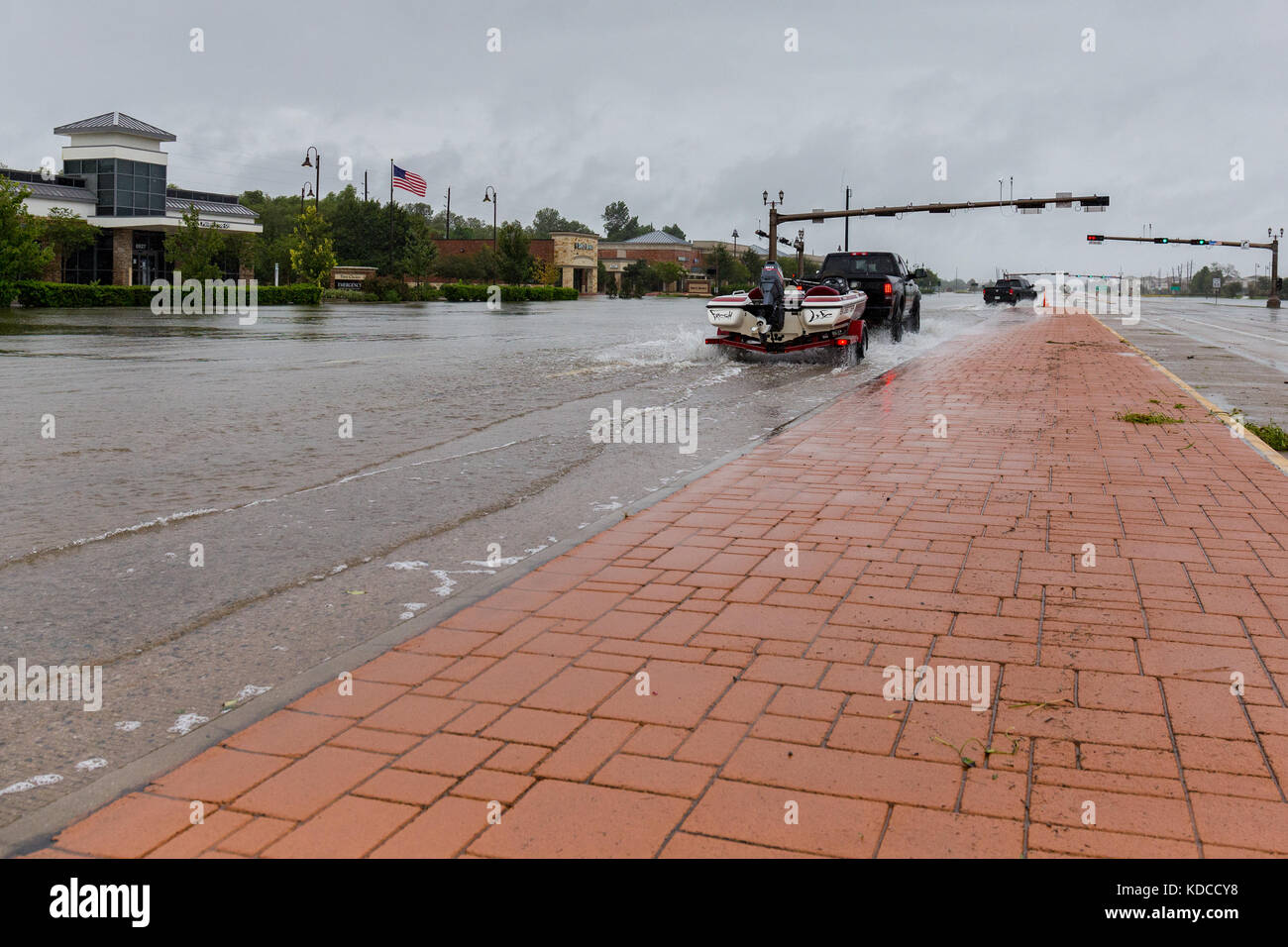 Texas guardia di confine camion e barche distribuite per zona di Houston. Migliaia di guardia nazionale truppe sono state implementate per missioni di salvataggio in Houston Foto Stock