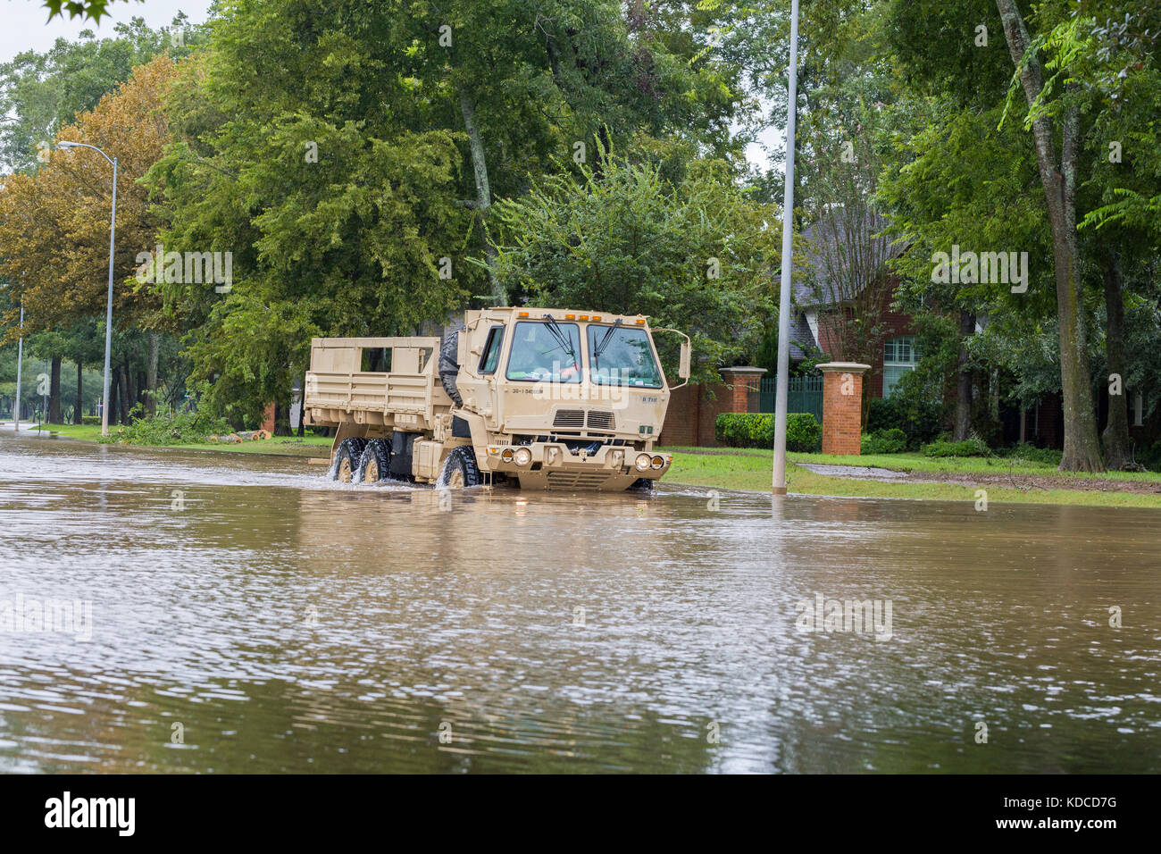 Texas Guardia nazionale, i soccorritori e i servizi di emergenza che lavorano insieme per assistere alle operazioni di emergenza dopo l uragano Harvey Foto Stock
