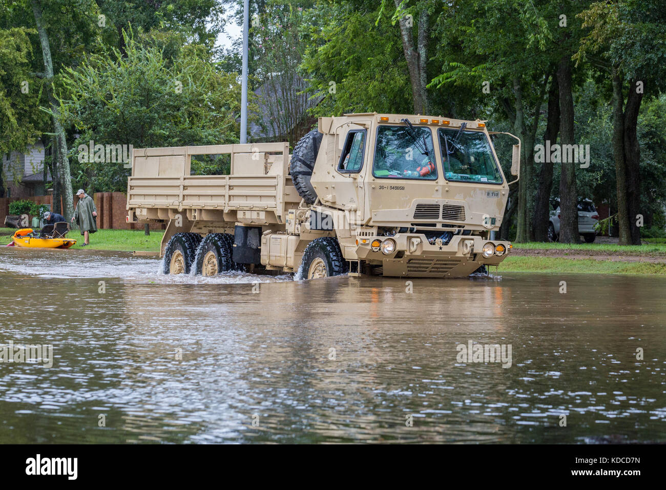 Texas Guardia nazionale, i soccorritori e i servizi di emergenza che lavorano insieme per assistere alle operazioni di emergenza dopo l uragano Harvey Foto Stock