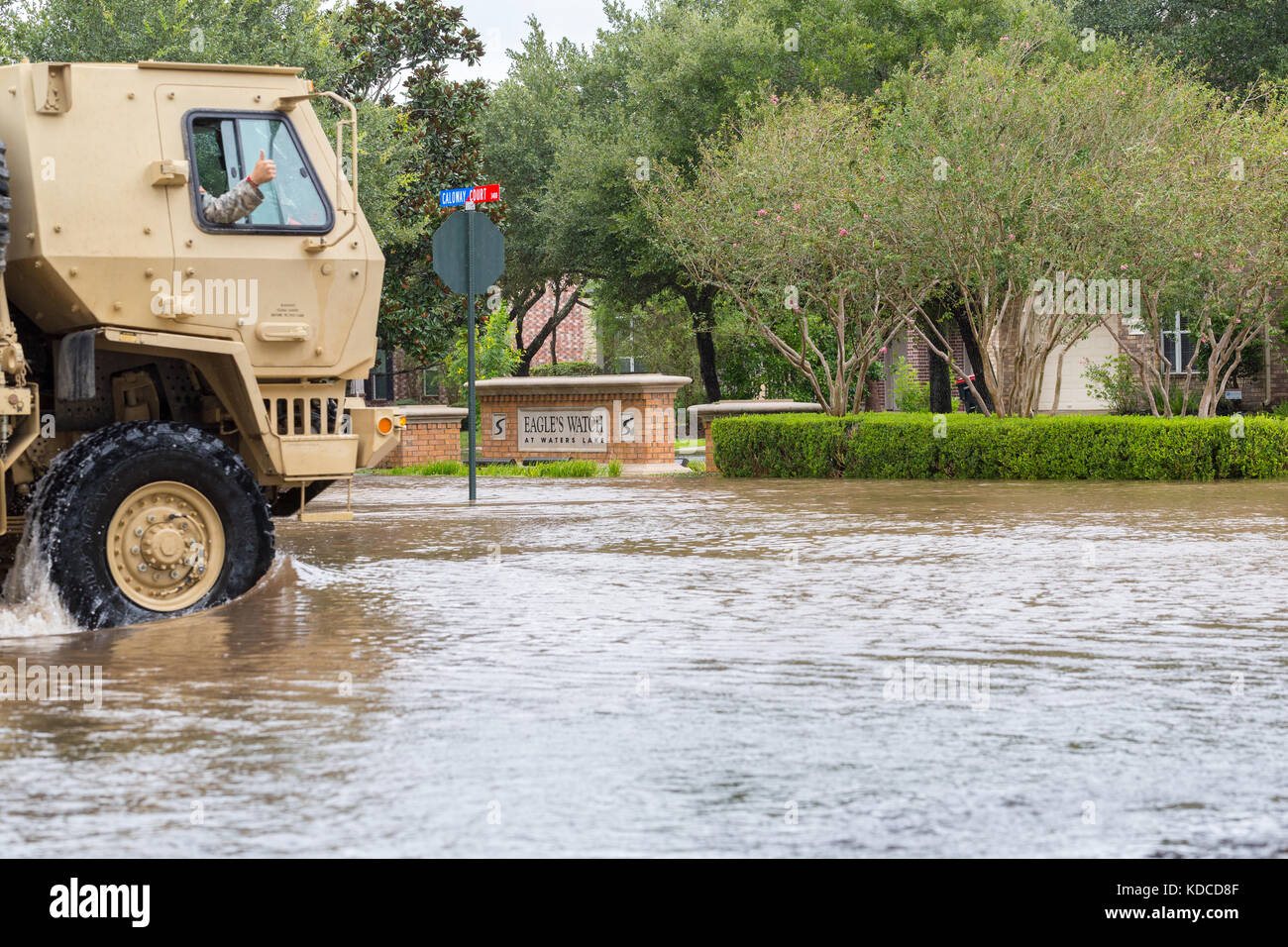 Texas Guardia nazionale, i soccorritori e i servizi di emergenza che lavorano insieme per assistere alle operazioni di emergenza dopo l uragano Harvey Foto Stock