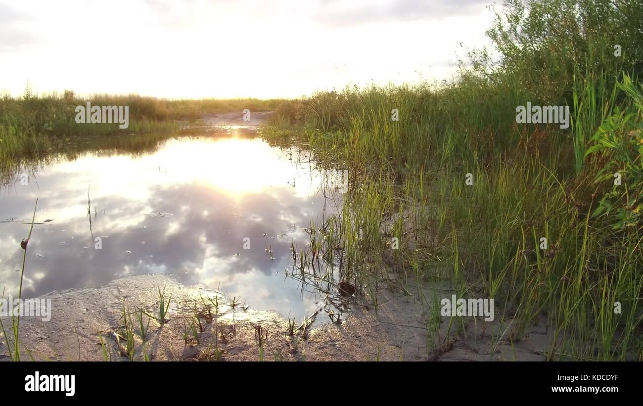 Natura lago di riflessione di nuvole nell'acqua luce del sole al tramonto Foto Stock