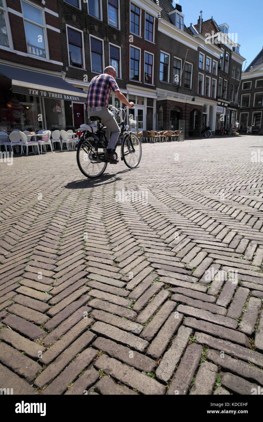 Pavimentazione in mattoni rossi con motivo a spina di pesce nella piazza pedonale del mercato di Delft. Foto Stock