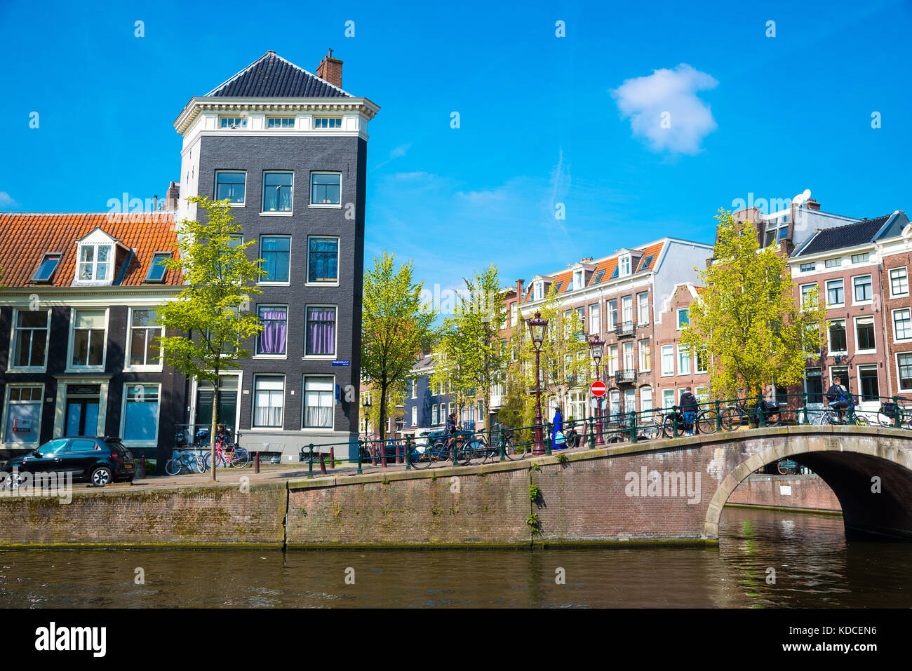 Amsterdam, Paesi Bassi - 20 Aprile 2017: la splendida vista dei canali di Amsterdam con il ponte e il tipico olandese case. Holland Foto Stock