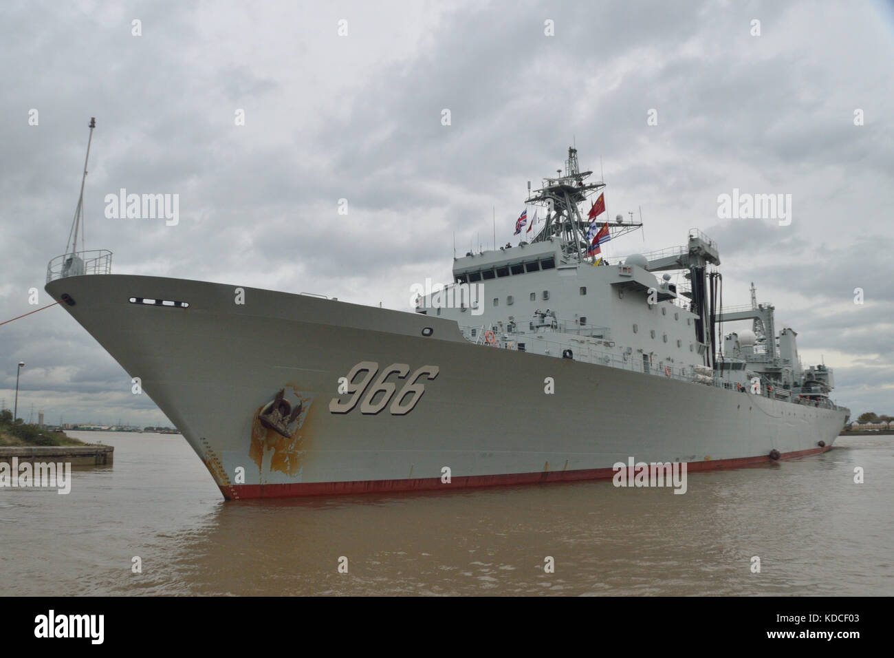Rimorchiatore Svitzer assistere partenza della marina militare cinese Replenishment Piano nave Gaoyouhu AOR 966 dal re Giorgio V bloccare in London Royal Docks Foto Stock