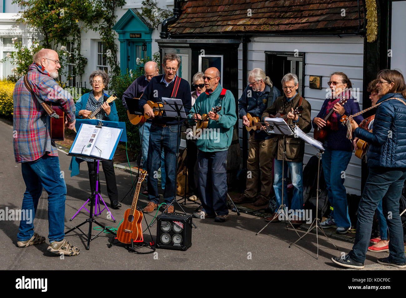 Un gruppo di giocatori Ukulele che si esibiscono in High Street, Lewes, Sussex, Regno Unito Foto Stock Un gruppo di giocatori Ukulele che si esibiscono in High Street, Lewes, Sussex, Regno Unito Foto Stock