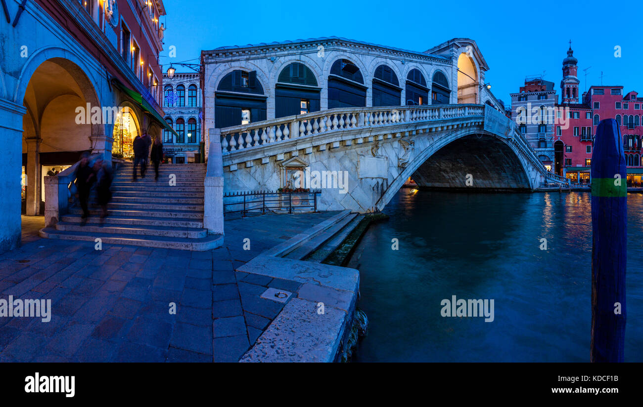 Il ponte di rialto e il canal Grande di Venezia, Italia Foto Stock