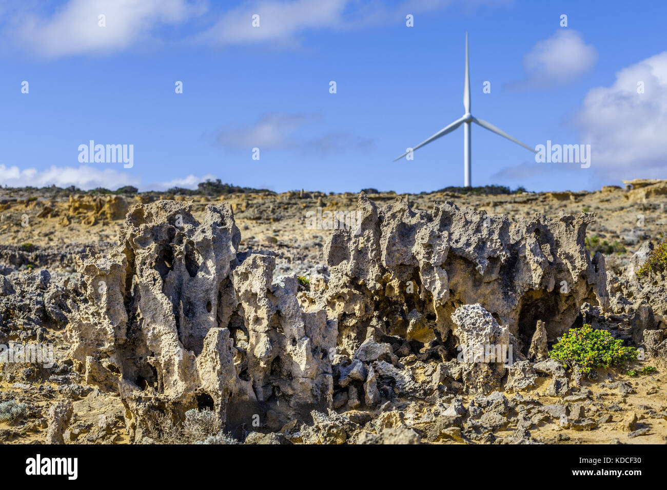 Erosione delle formazioni rocciose e delle turbine a vento - fonti energetiche rinnovabili e la massa concetto di conservazione Foto Stock