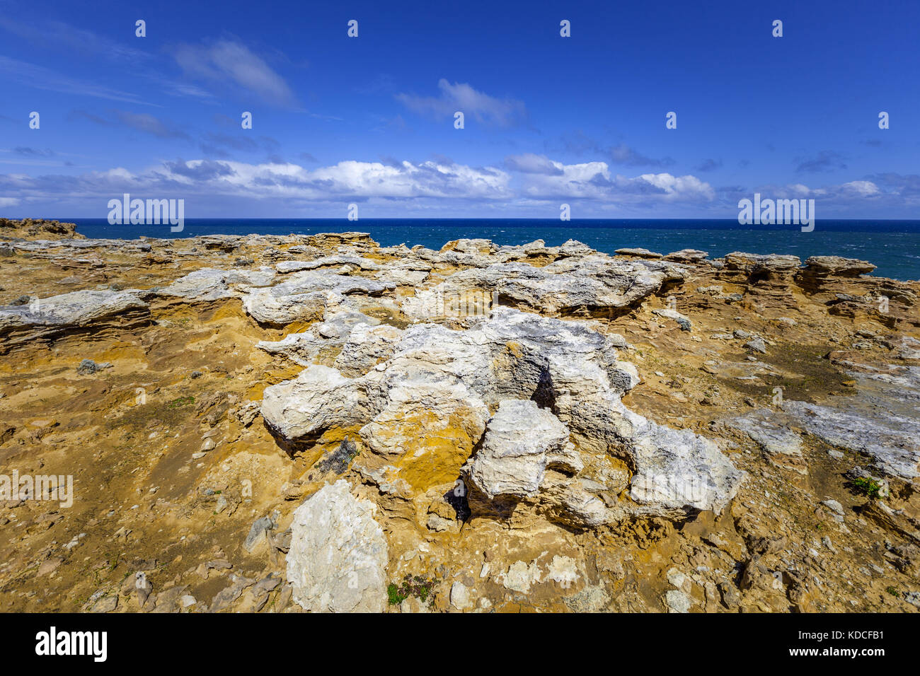 Insolite formazioni di roccia a fascia costiera sull'oceano in australia Foto Stock