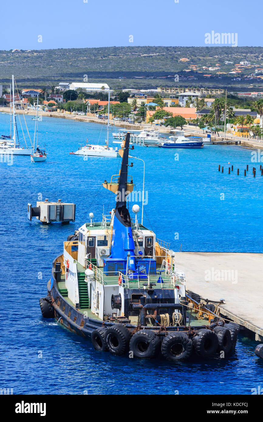 Grande rimorchiatore agganciato a bonaire pier Foto Stock