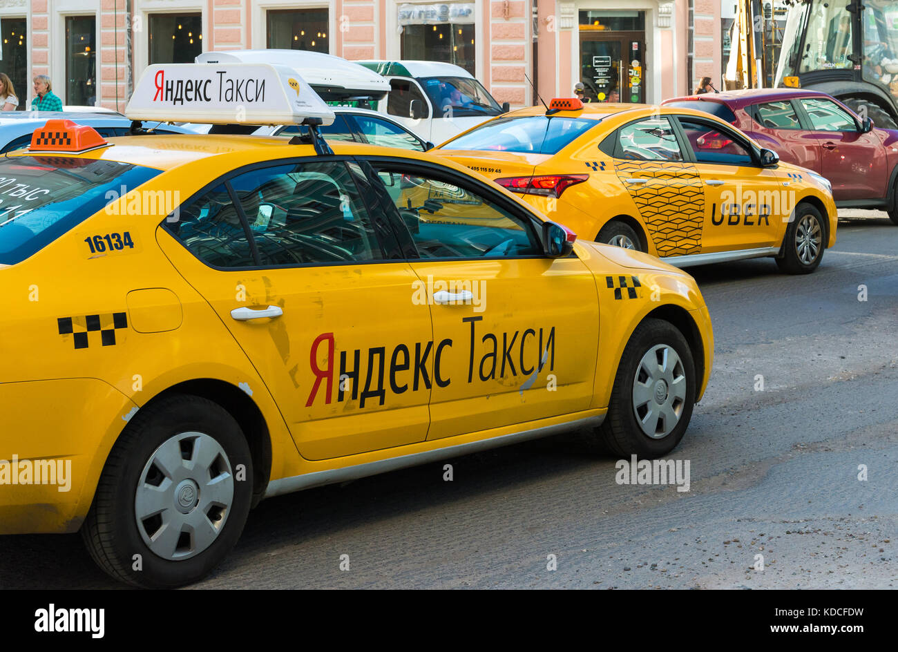 Mosca, Russia - 24 luglio. 2017. La compagnia di taxi Yandex e Uber vanno su Street Sretenka Foto Stock