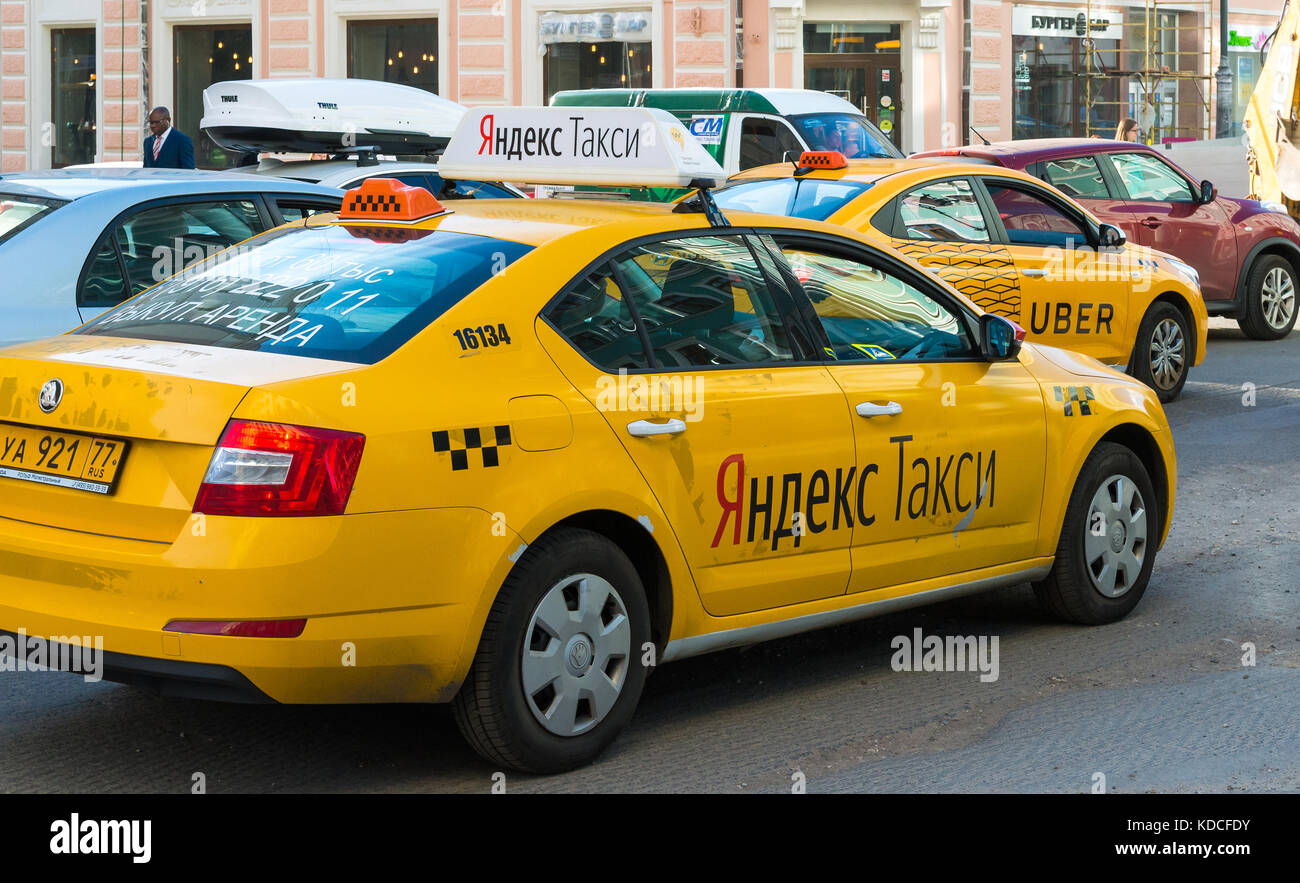 Mosca, Russia - 24 luglio. 2017. La compagnia di taxi Yandex e Uber vanno su Street Sretenka Foto Stock