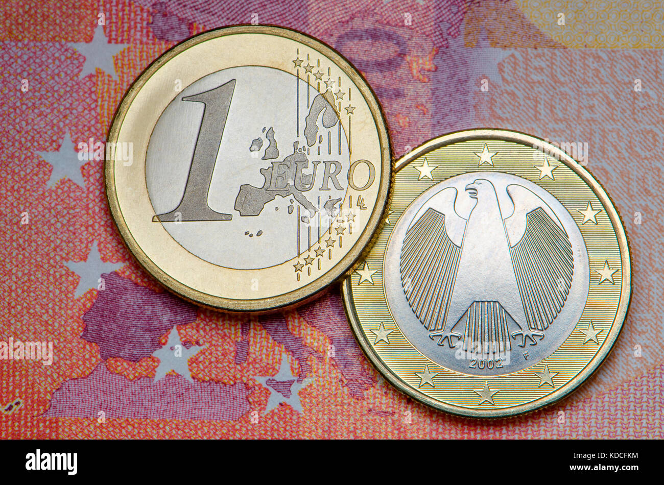 Il tedesco Euro moneta su un 10 Euro nota Foto Stock