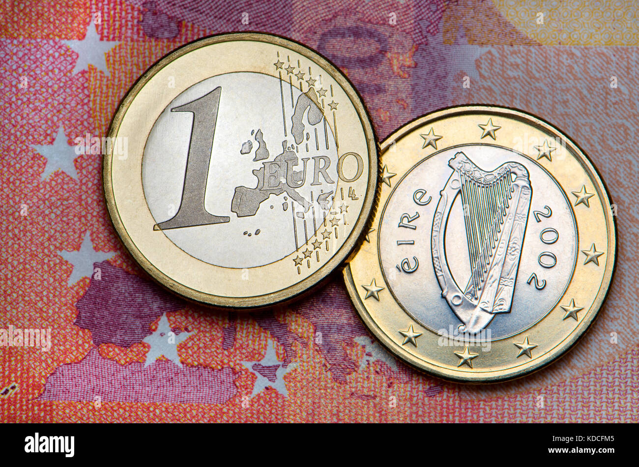 Irish 1 Euro moneta su un 10 Euro nota Foto Stock