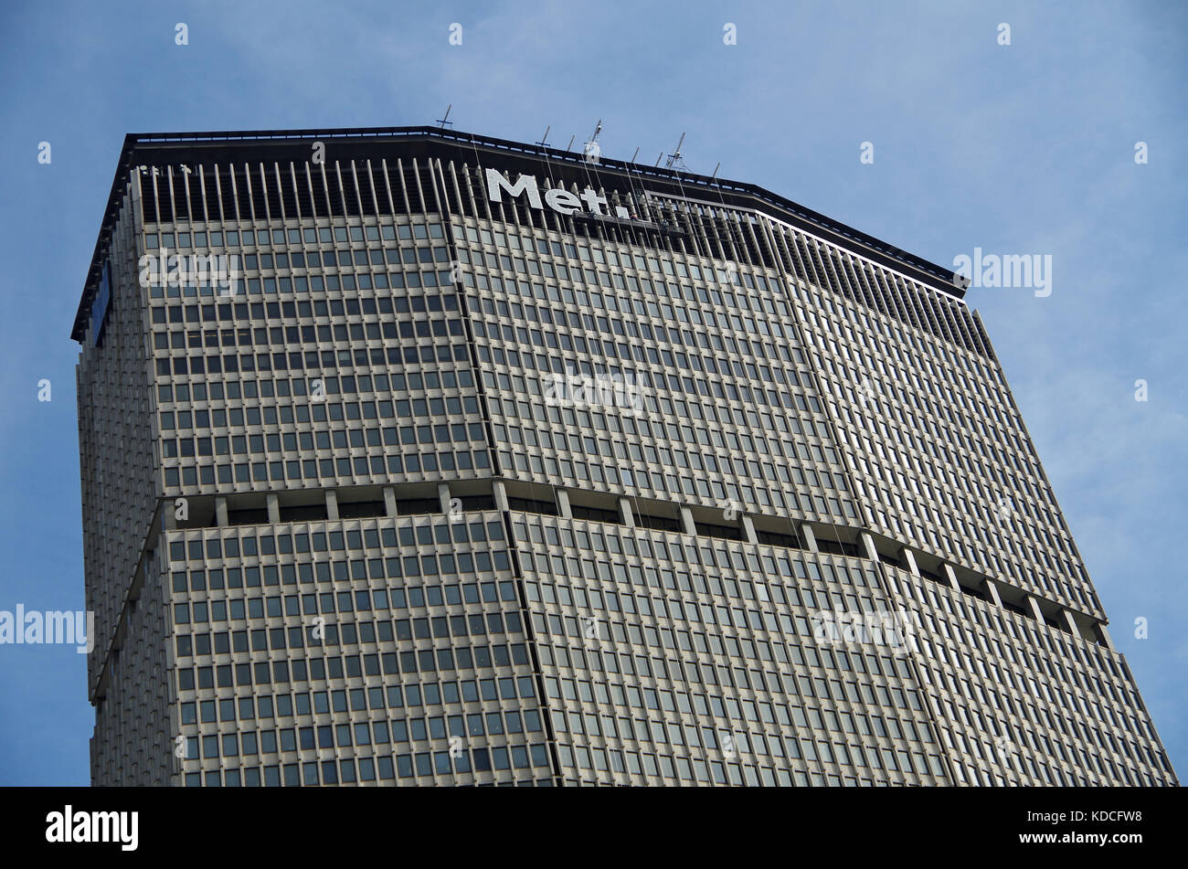 New York, NY, Stati Uniti - 26 Settembre 2017: MetLife segno essendo sostituito presso la sede centrale di New York. Foto Stock
