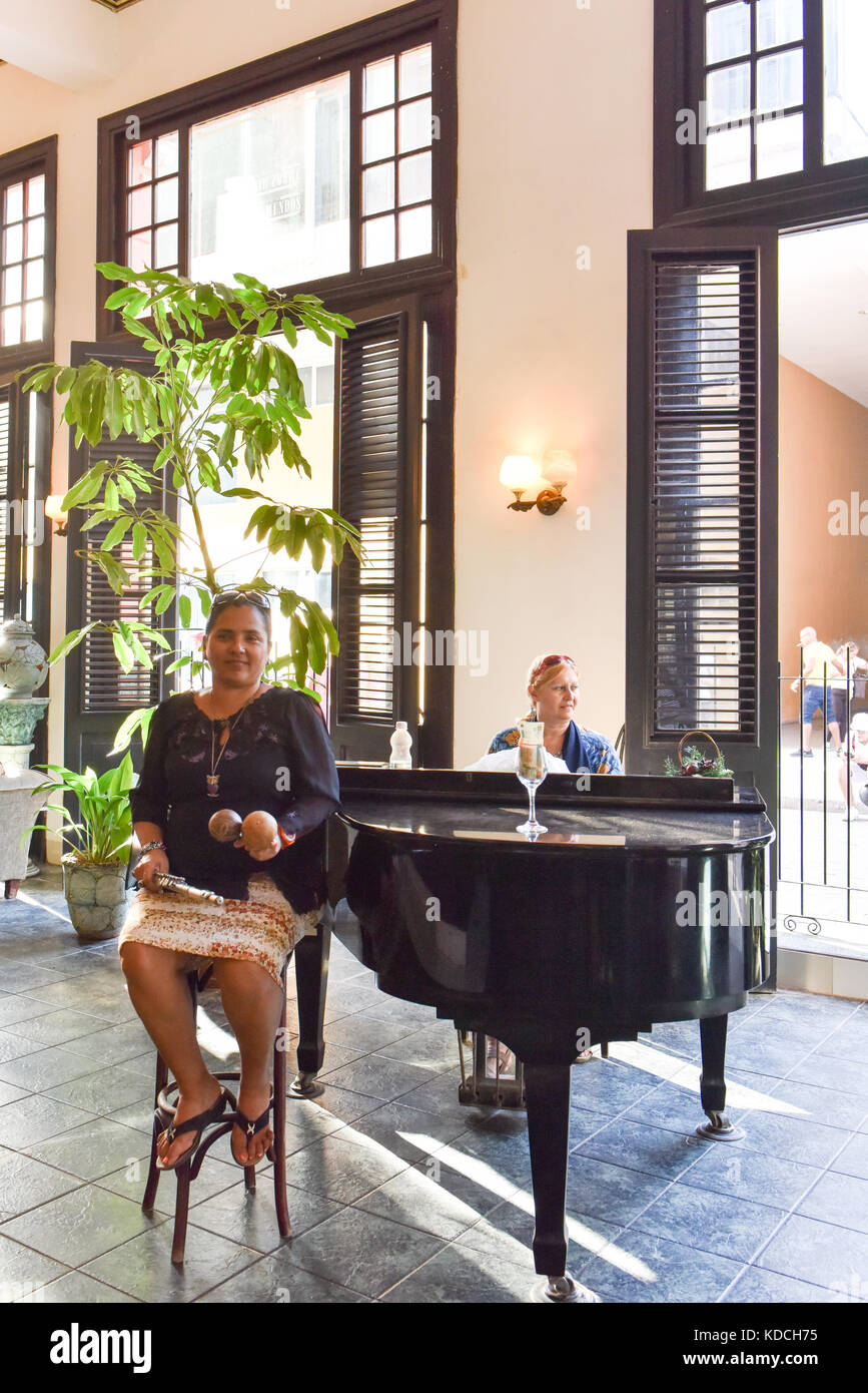 Cantante e pianista presso Hotel Ambos Mundos Havana Vecchia Foto Stock