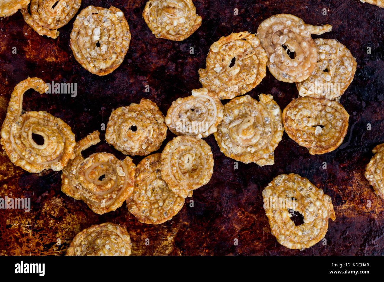 La carne di maiale cotta scoppiettante snack salato su un distressed forno o la griglia da forno Foto Stock