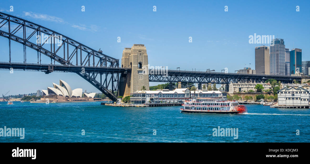 Australia, Nuovo Galles del Sud, Port Jackson, vista del Sydney Harbour Bridge, Opera House di Sydney e il Sydney showboat passando Pier One Foto Stock