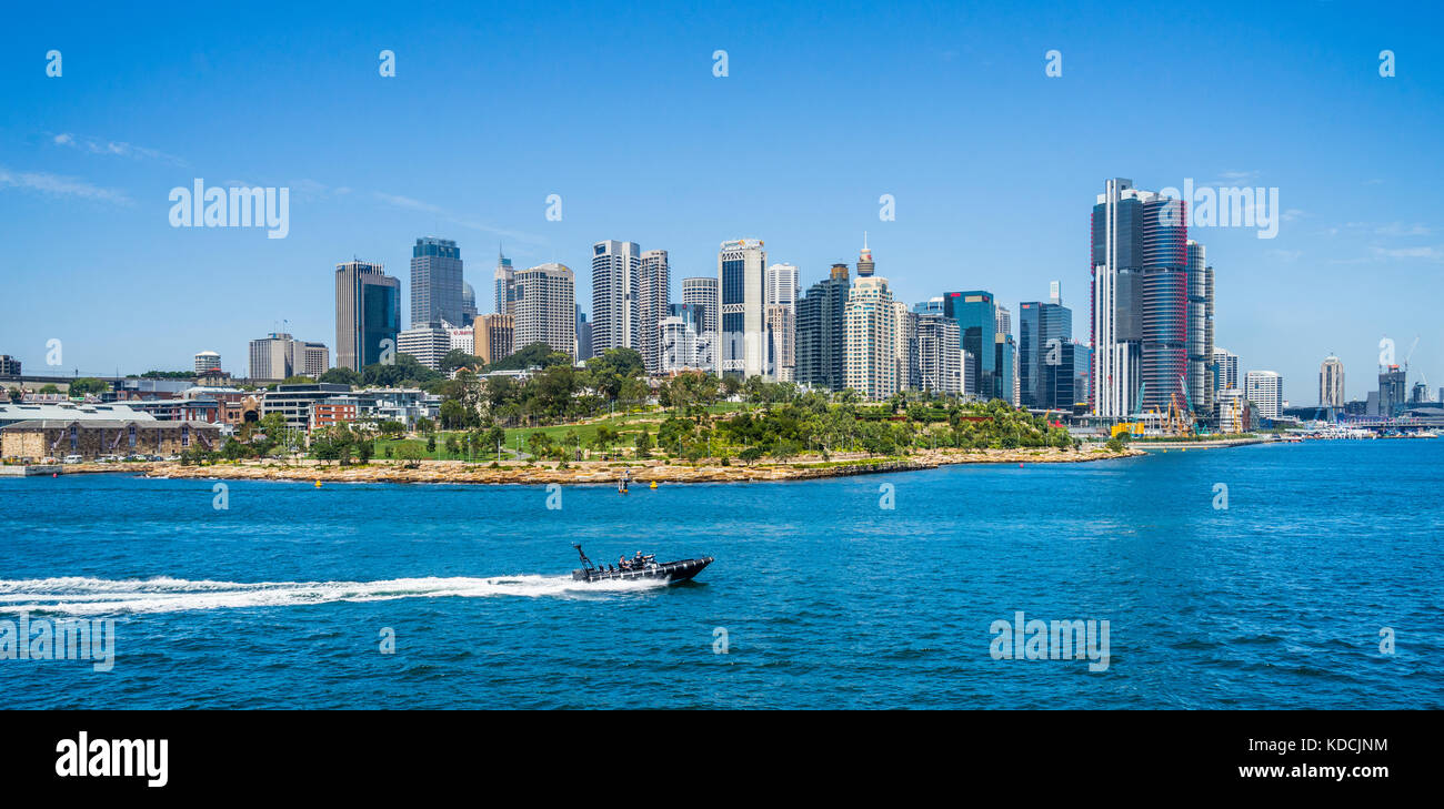 Australia, Nuovo Galles del Sud, Sydney Harbour, Port Jackson, mugnai, il punto di vista del molo di Barangaroo riserva e la skyline di Sydney Foto Stock