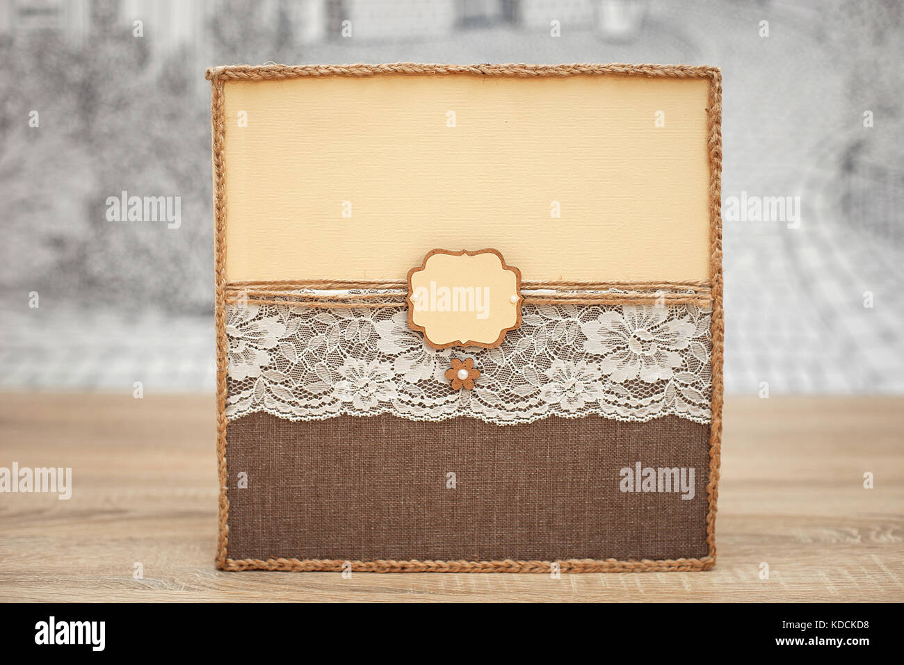 Decorate wedding guest book sul tavolo di legno. vintage handmade desiderate prenotare con cavo. Foto Stock