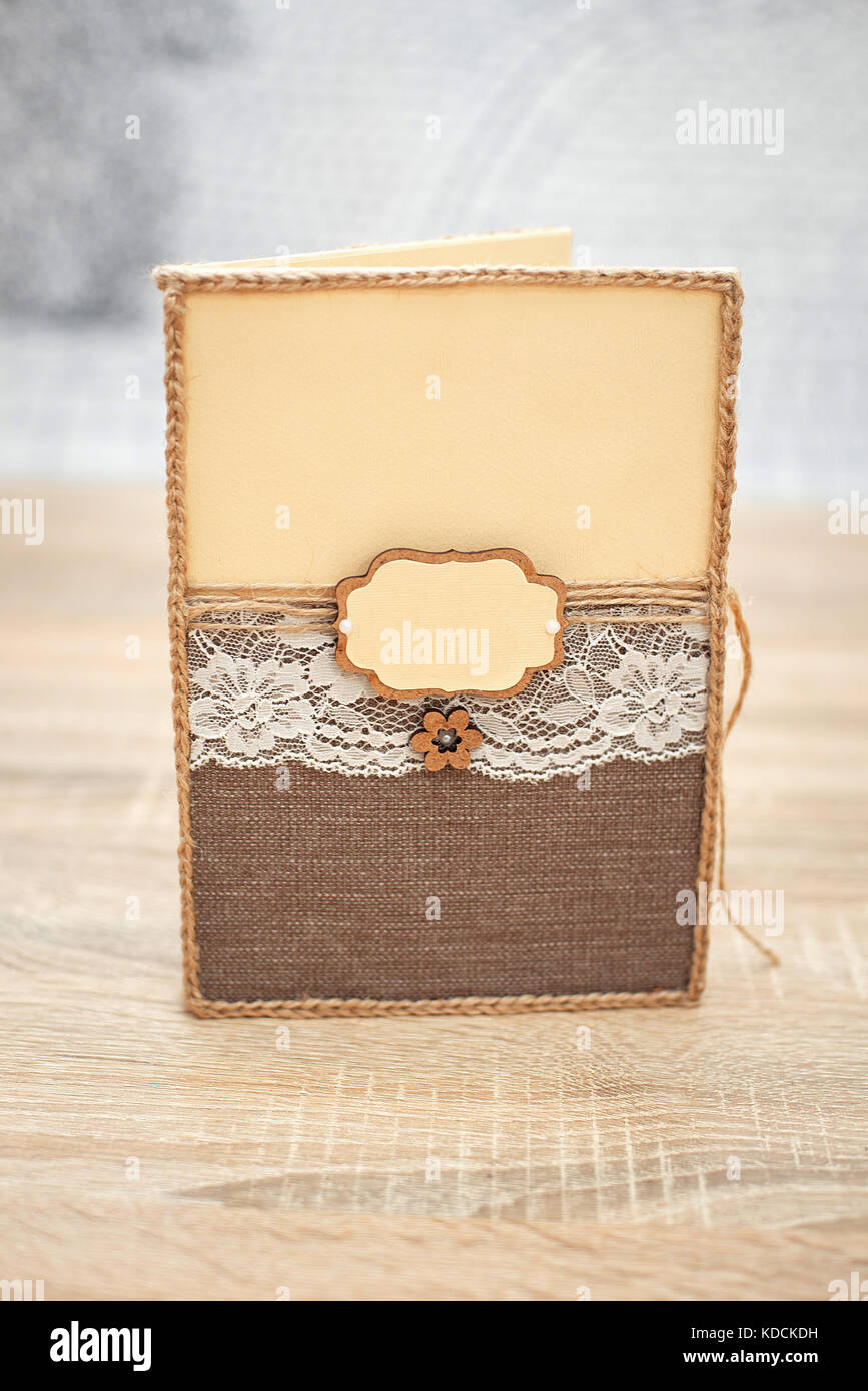 Decorate wedding guest book sul tavolo di legno. vintage handmade desiderate prenotare con cavo. Foto Stock