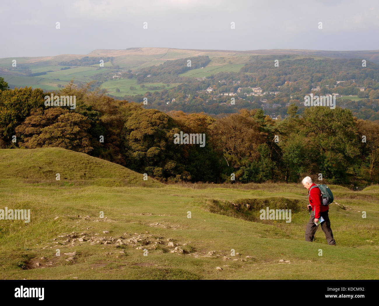 Il vecchio uomo escursionismo in grin bassa e buxton country park, buxton, il Peak District, Derbyshire, Regno Unito Foto Stock
