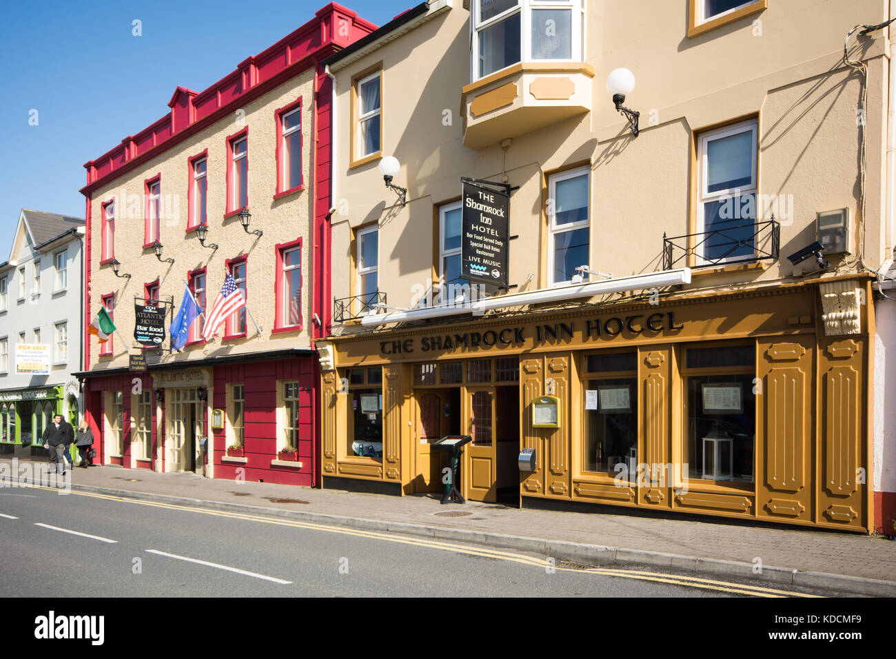 Il Shamrock Inn e Atlantic hotel sulla strada principale di Lahinch e nella contea di Clare al Wild Atlantic modo sulla costa occidentale dell' Irlanda Foto Stock