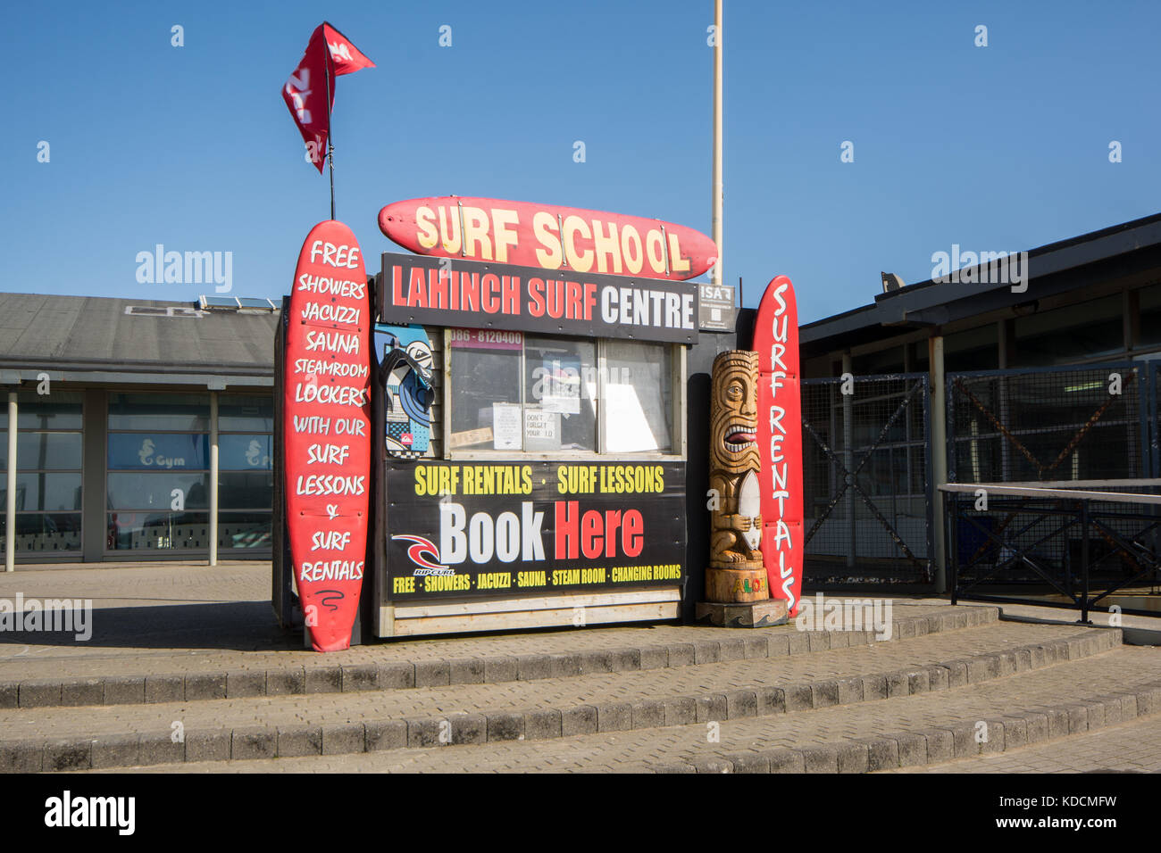 Siamo chiosco per Lahinch Surf Center presso il lungomare di Lahinch e nella contea di Clare sulla costa occidentale dell' Irlanda Foto Stock