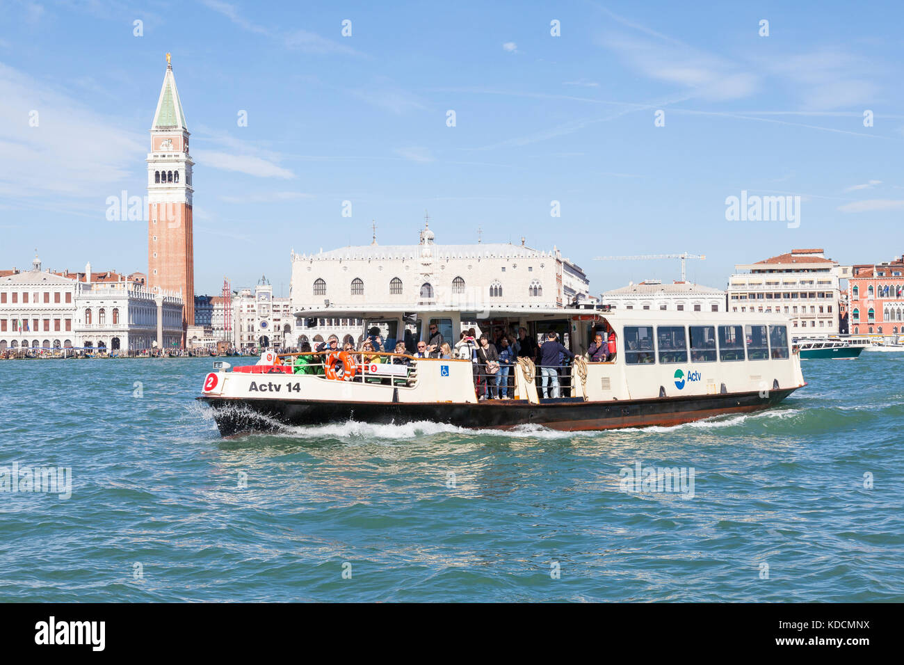 Il vaporetto vaporetto del trasporto pubblico attraversando Basino San Marco, Venezia, Italia davanti il campanile e il Palazzo dei Dogi Foto Stock