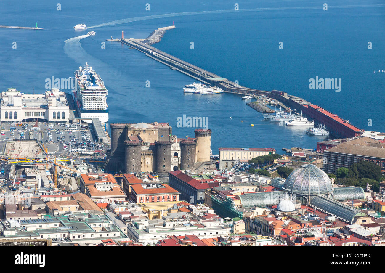 Pittoresca vista estiva della città di Napoli, Italia. Porto di mare, Castel Nuovo (Nuovo) il castello e la Galleria Umberto I Foto Stock