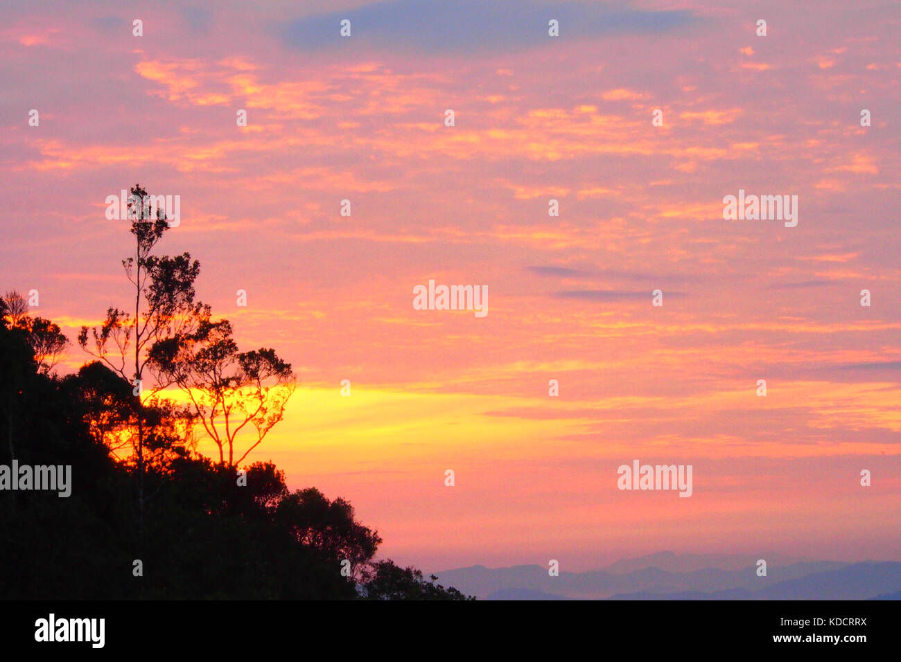 Vista sunrise a chemerong berembun langsir campeggio, cbl malaysia Foto Stock