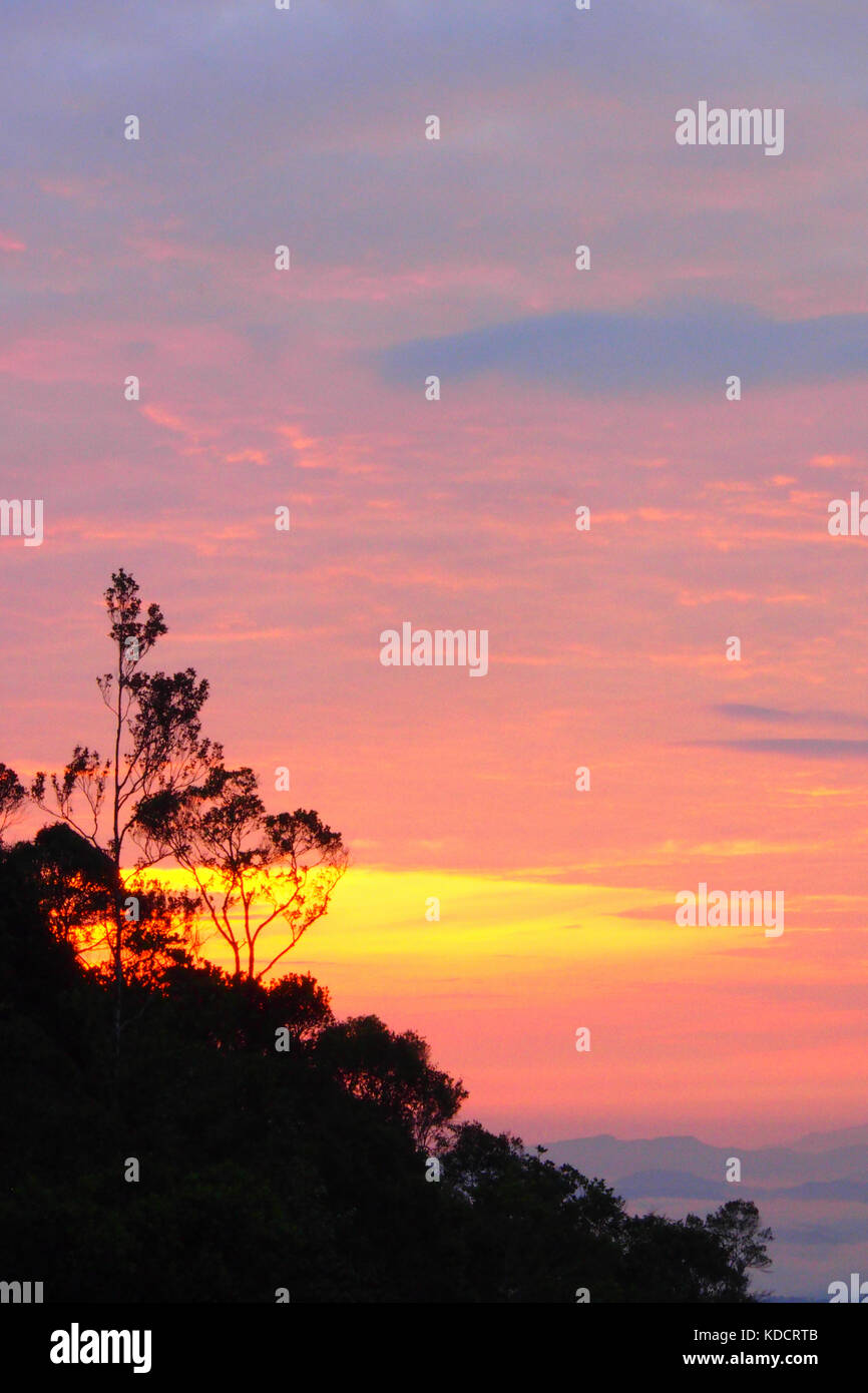 Vista sunrise a chemerong berembun langsir campeggio, cbl malaysia Foto Stock