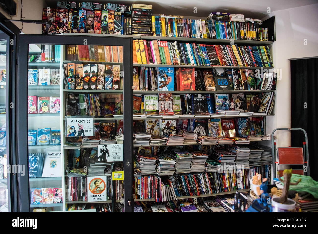 Comic book store a Firenze con la parete piena di libri di fumetti Foto Stock