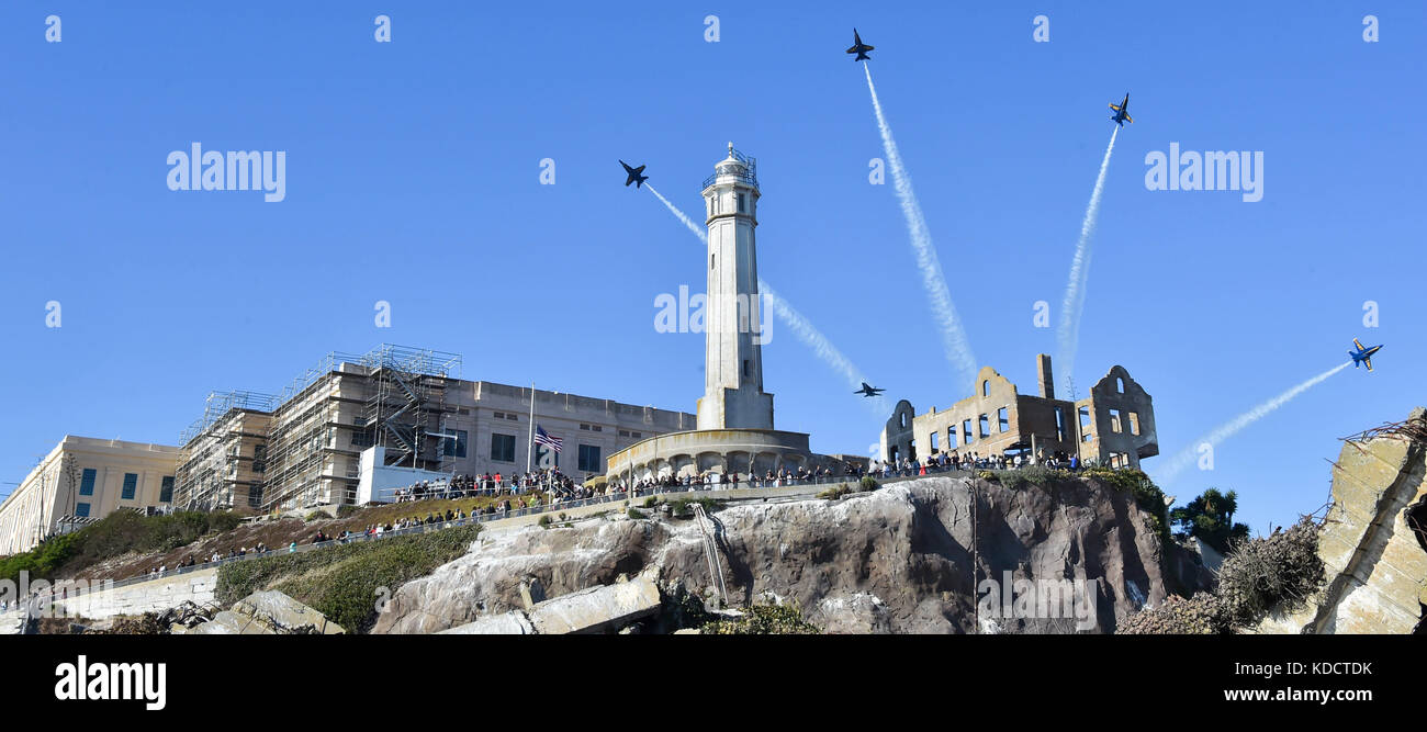 Gli Stati Uniti Navy dimostrazione di volo squadrone, Blue Angels, eseguire il Delta Breakout oltre Alcatraz Foto Stock