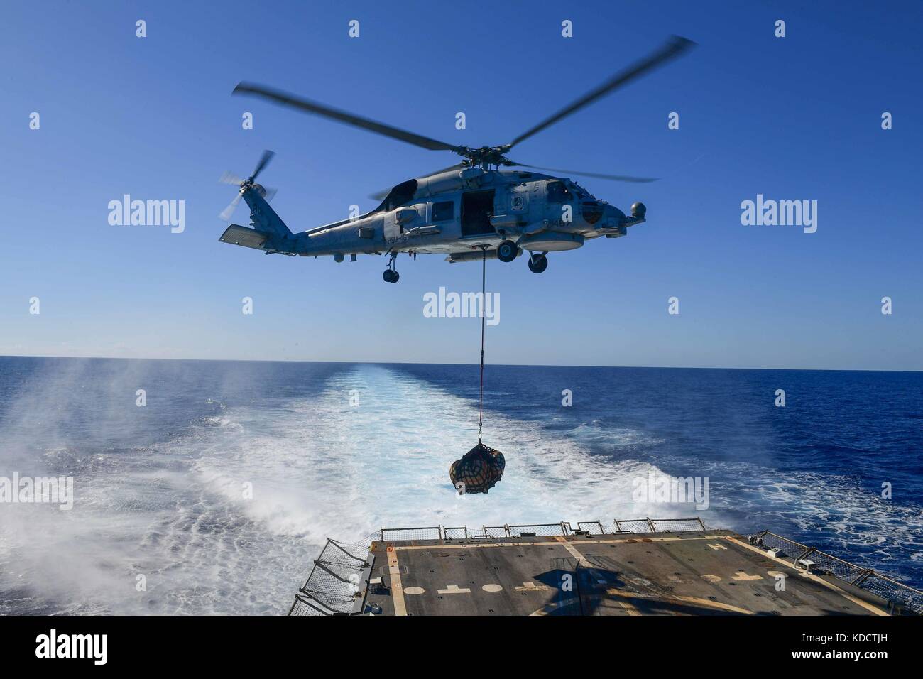 Un MH-60R Sea Hawk elicottero la consegna delle forniture. Foto Stock