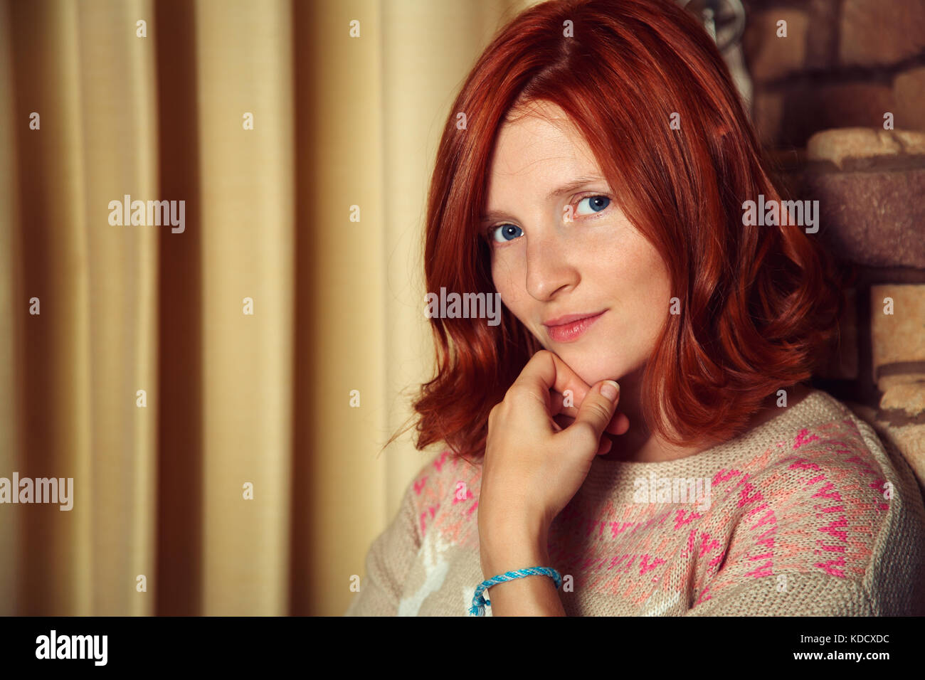Ritratto di giovane attraente donna sorridente a casa Foto Stock