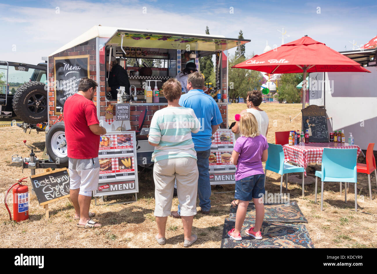 Pressione di stallo di cibo che serve 'Bunny Chow' al mercato di carnevale, Carnival City Casino & Entertainment World, Brakpan, East Rand, Gauteng, Sud Africa Foto Stock