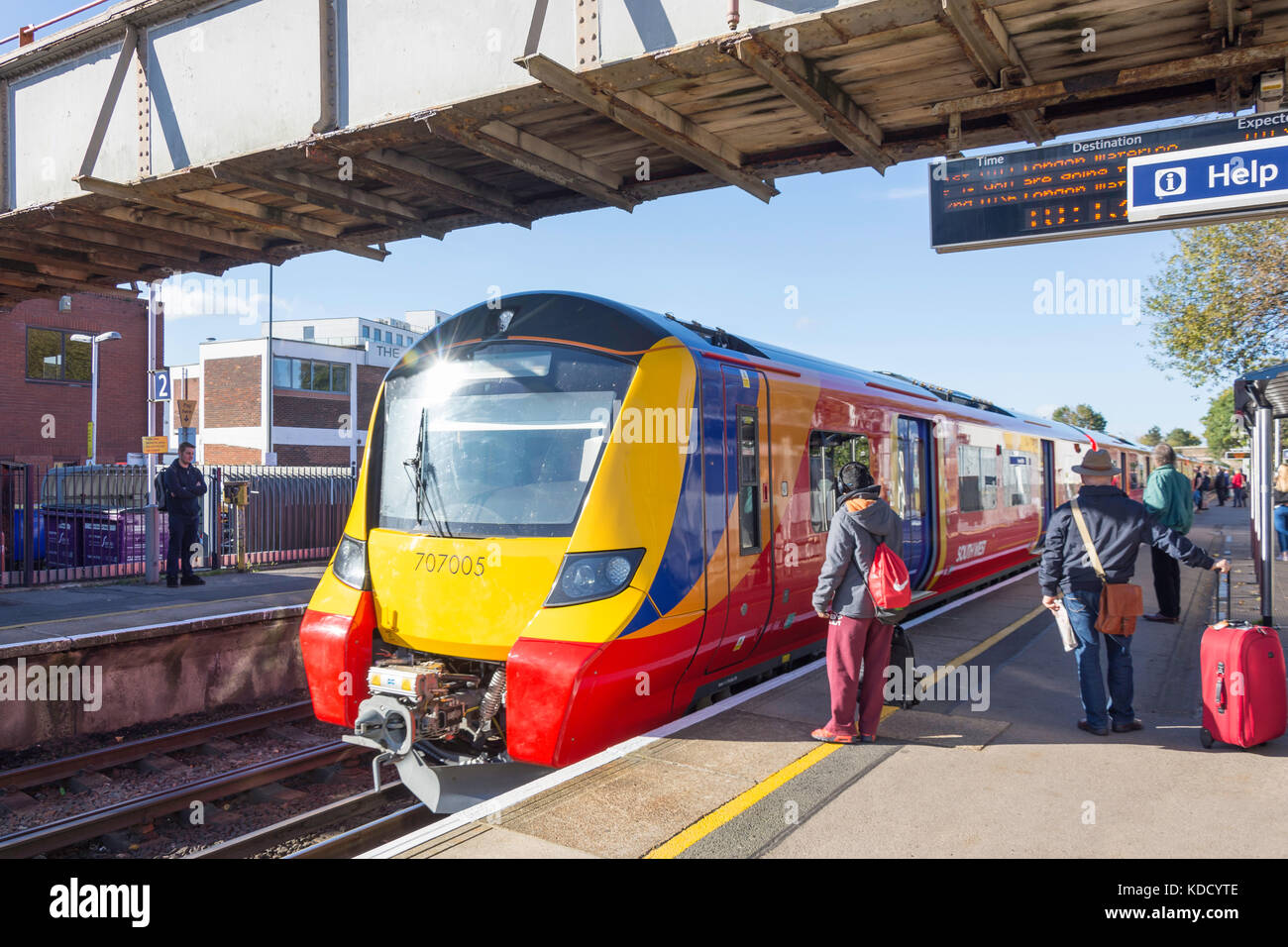 Sud Ovest prendete il treno per London Waterloo arrivando a Ashford stazione ferroviaria, Ashford, Surrey, England, Regno Unito Foto Stock