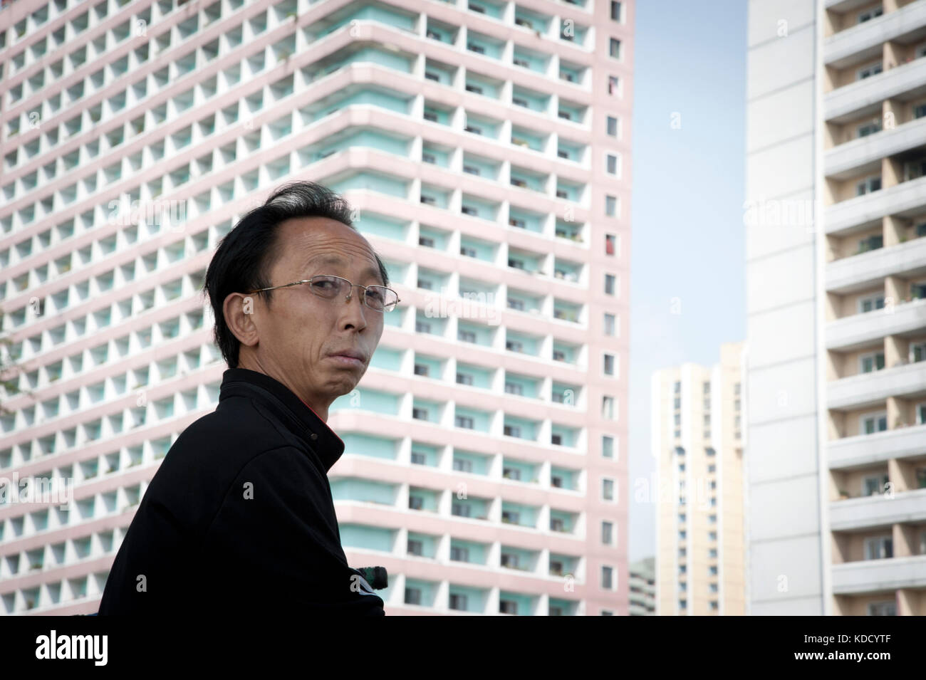 FUMEUR à Pyongyang le 9 ottobre 2012 uomo che fuma a Pyongyang 9 ottobre 2012 Foto Stock