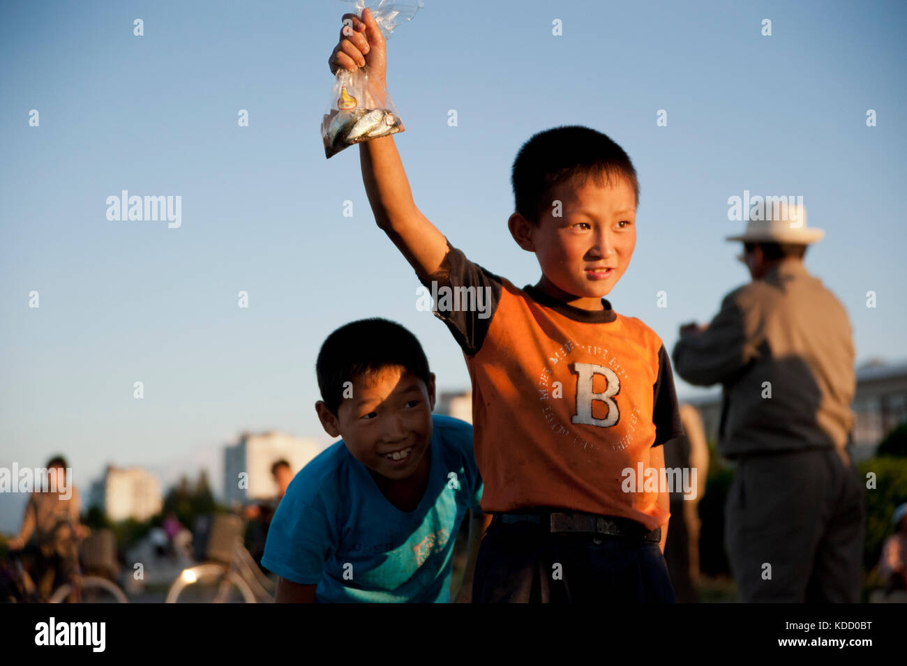 Les enfants sont toujours au rendez-vous lorsque les pêcheurs viennent en fin d'après midi le long du port de Wonsan. Wonsan se trouve au bord de la m Foto Stock