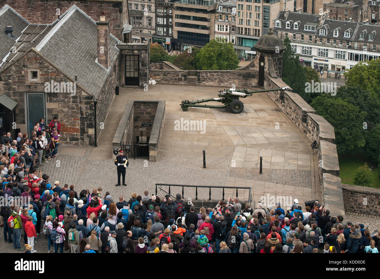 Distretto di artigliare il sergente Dave Beveridge risolve i visitatori prima della cottura ore una pistola al castello di Edimburgo in Scozia. Foto Stock