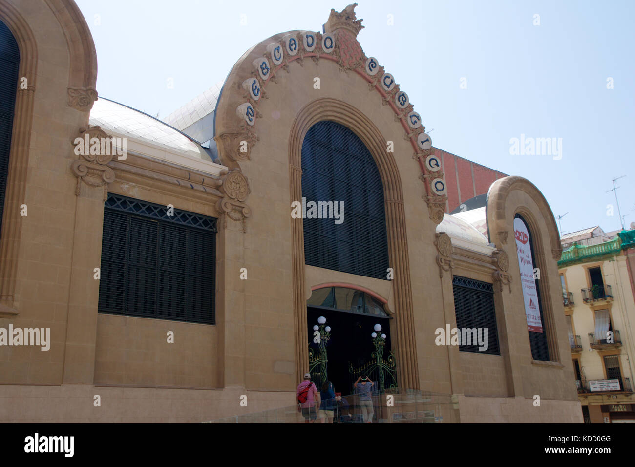 Tarragona, Spagna - agosto 28th, 2017: vista giorno con cielo blu del mercat centrale nella provincia di Tarragona. Foto Stock