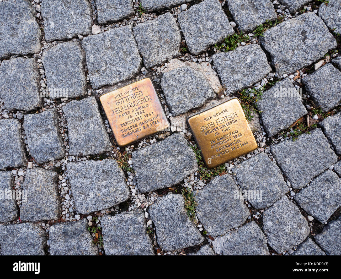 Austria - in agosto 2015: ostacoli nelle strade di Salisburgo. per commemorare i nomi di coloro che sono stati perseguitati e uccisi durante il Foto Stock