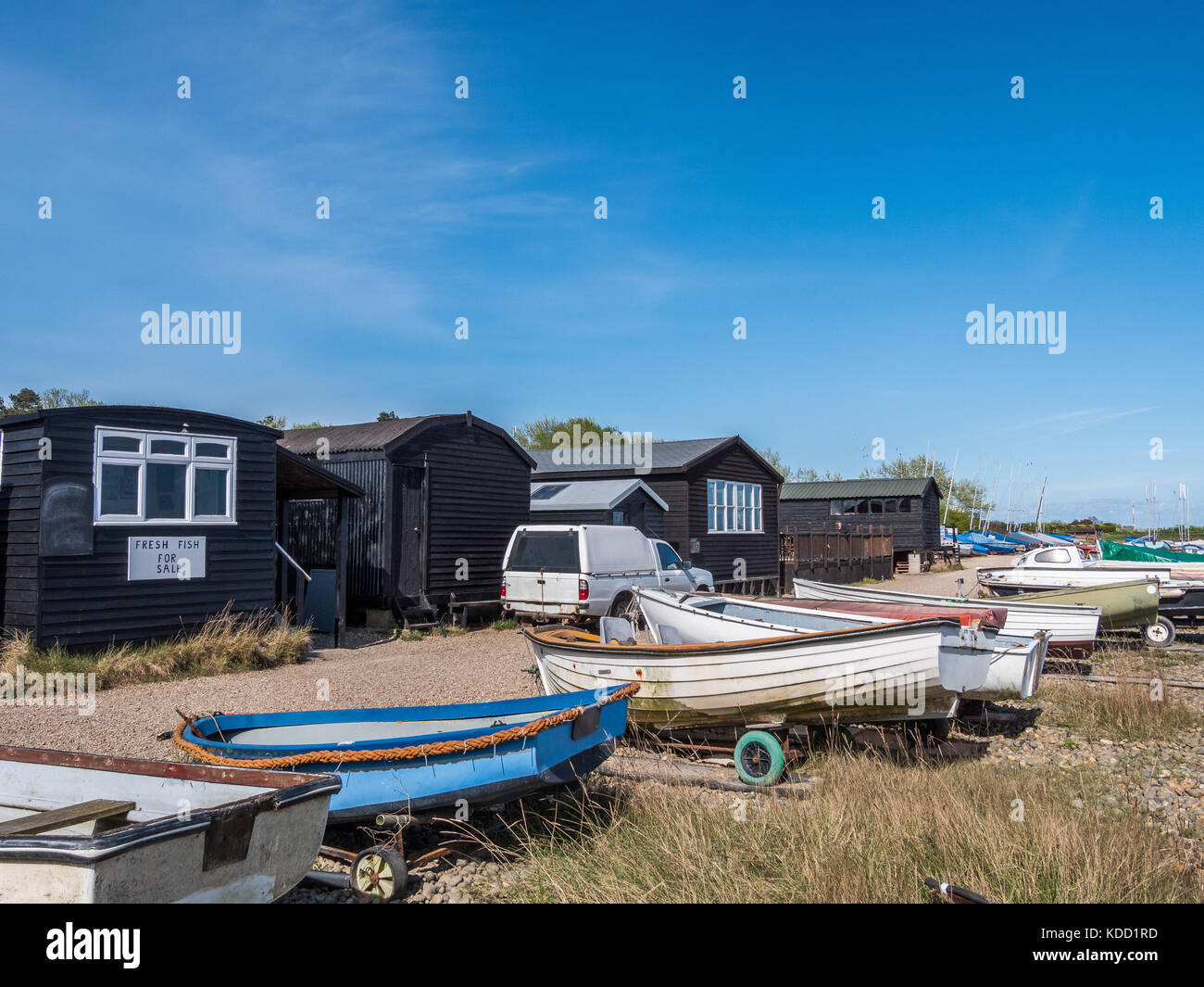 Barche da pesca e capanne a Orford Ness a Suffolk, Regno Unito Foto Stock