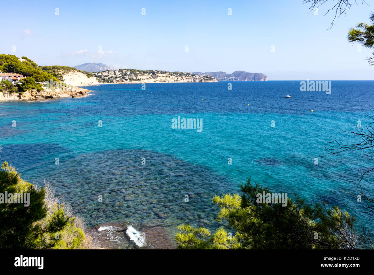 Blu mare mediterraneo costa con una barca a vela in un clima di calma e di giorno di sole Foto Stock